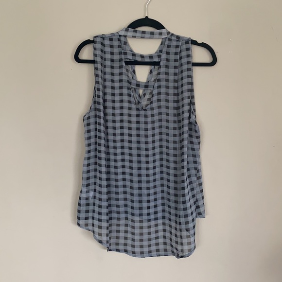 Sheer flowe tank top with back opening - Picture 3 of 4